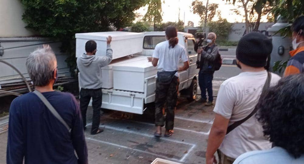 Relawan pembuat peti mati di Sleman. Dok: istimewa