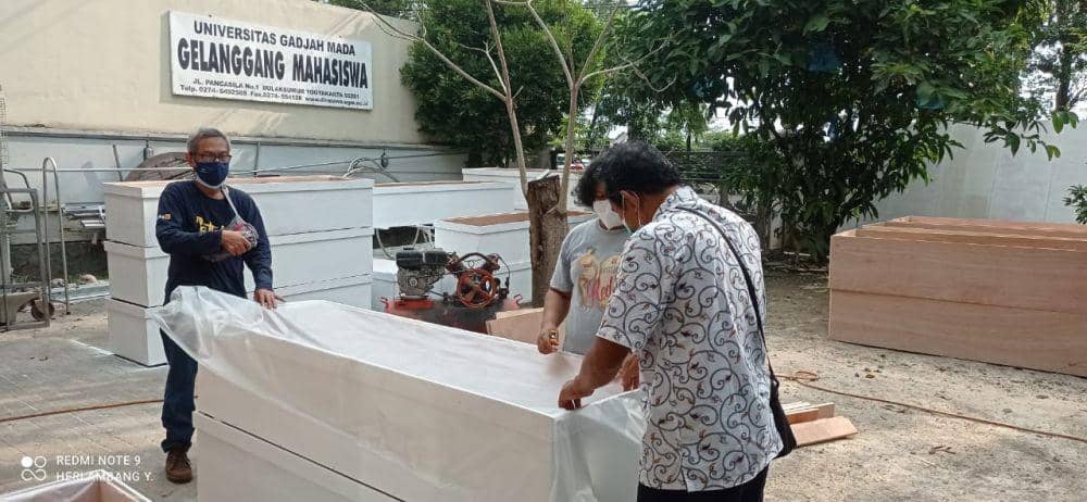 Relawan pembuat peti mati di Sleman. Dok: istimewa