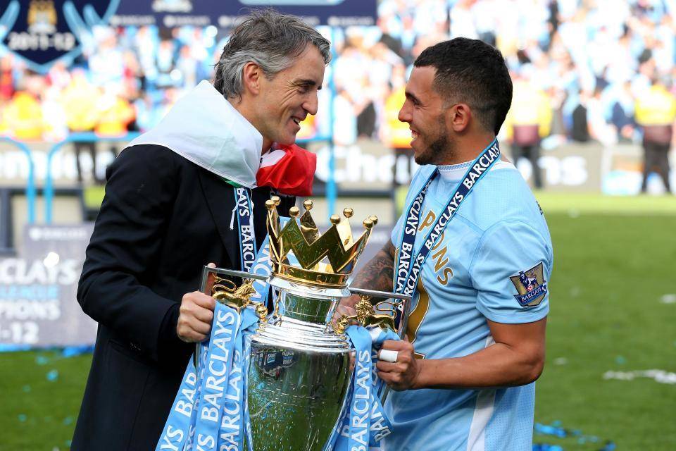 potret Roberto Mancini dan Carlos Tevez setelah menjuarai Premier League pada tahun 2012 (foottheball.com)