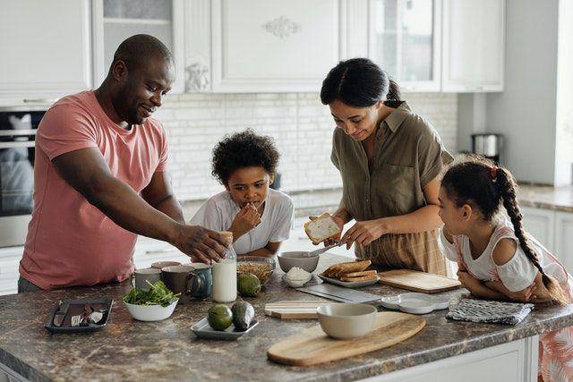 Orang tua menyiapkan makanan sehat untuk anak (pexels.com/August de Richelieu)