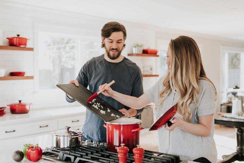aktivitas memasak (unsplash.com/Becca Tapert)