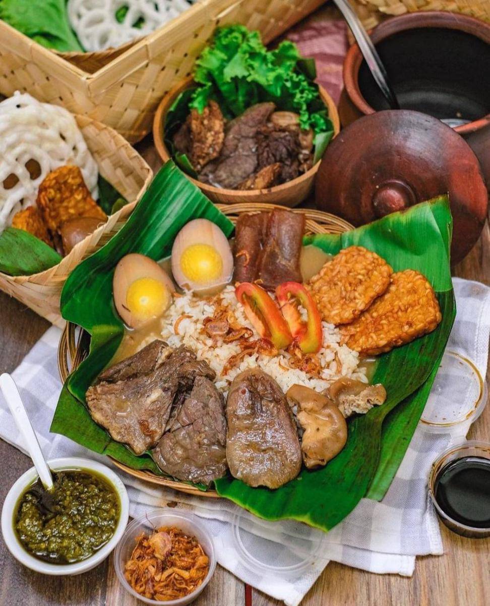 Nasi gandul (instagram.com/jktdelicacy)