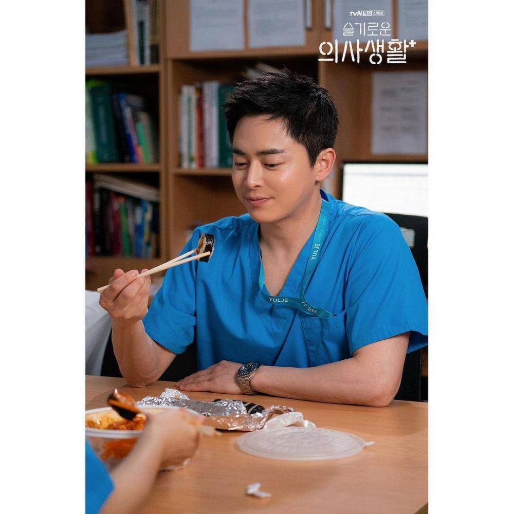 Jo Jung Suk di drama Hospital Playlist. (instagram.com/hospitalplaylist_official)