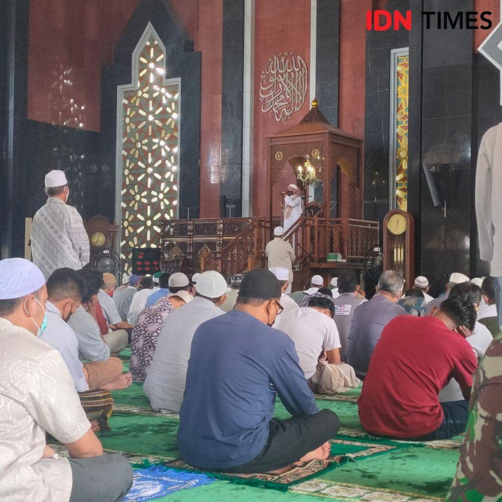 Proses Salat Jumat di masjid Balikpapan. (IDN Times/Hilmansyah)