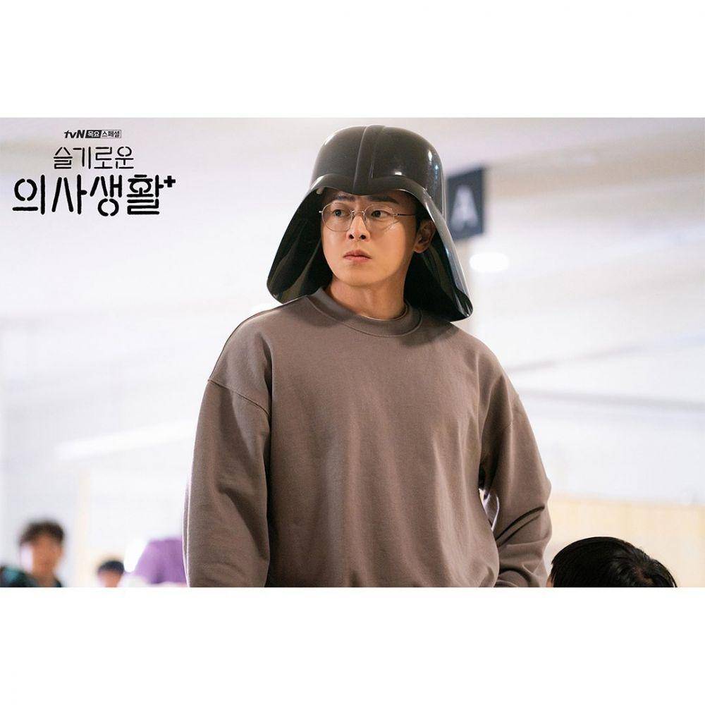 Jo Jung Suk di drama Hospital Playlist. (instagram.com/hospitalplaylist_official)