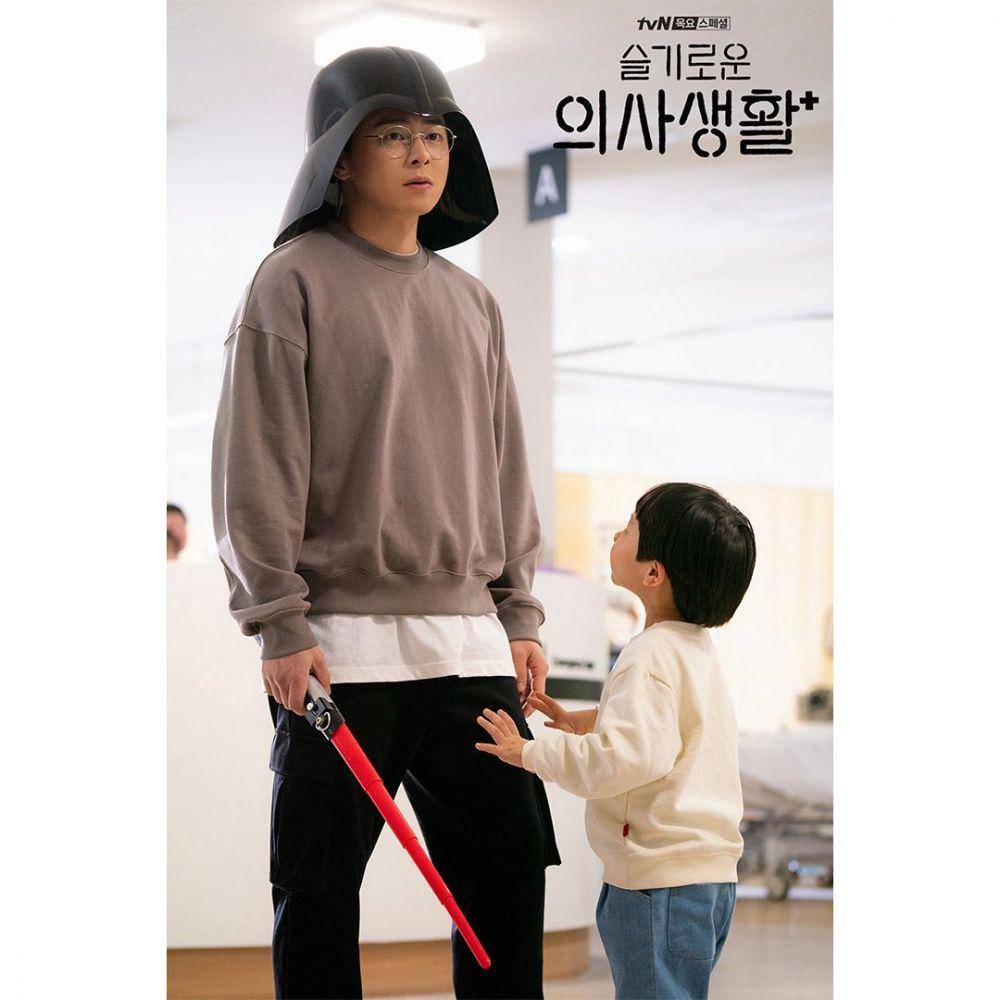 Jo Jung Suk di drama Hospital Playlist. (instagram.com/hospitalplaylist_official)