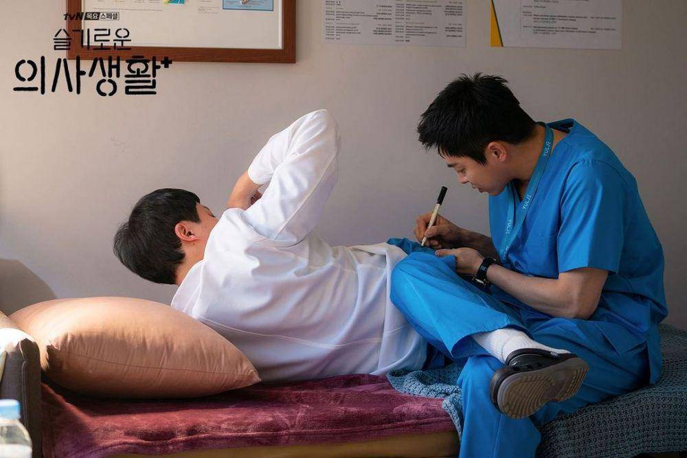Jo Jung Suk di drama Hospital Playlist. (instagram.com/hospitalplaylist_official)