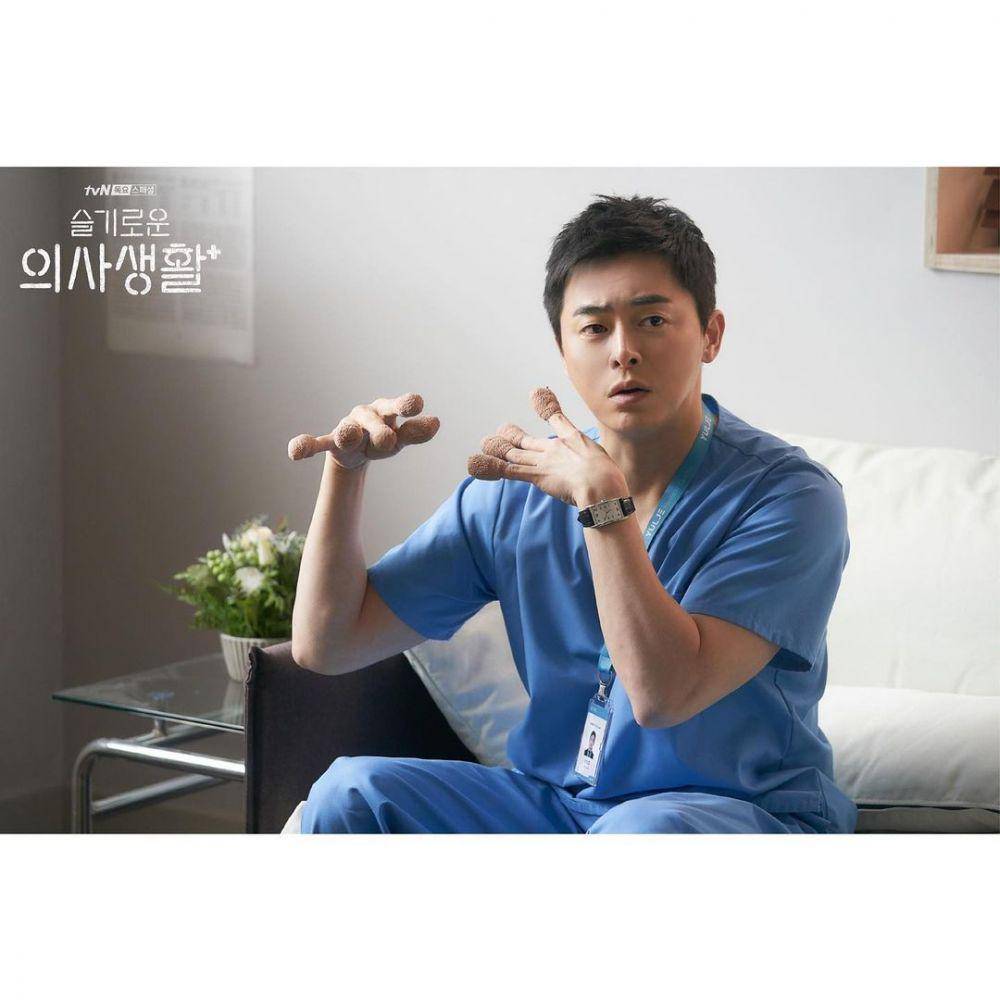 Jo Jung Suk di drama Hospital Playlist. (instagram.com/hospitalplaylist_official)