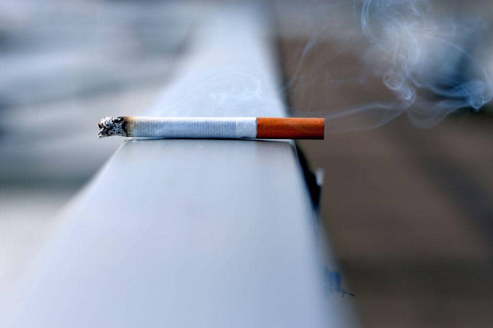 ilustrasi rokok menyala (unsplash.com/Andres Siimon)