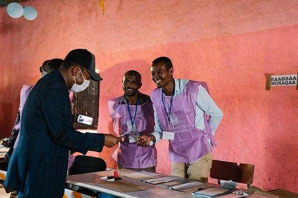 Perdana Menteri Ethiopia, Abiy Ahmed (mengenakan jas), ketika memberikan hak suara dalam Pemilu Ethiopia yang digelar akhir Juni 2021 lalu. (Instagram.com/pmabiyahmed)