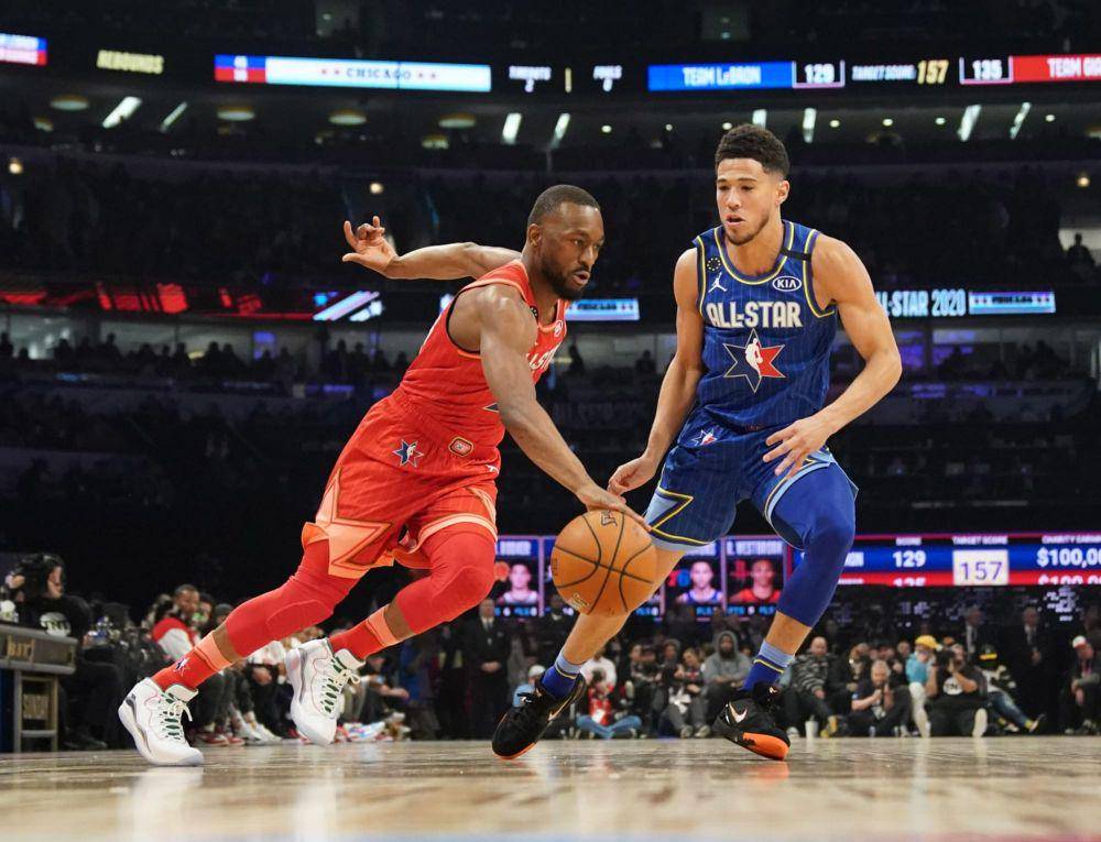 Devin Booker dan Kemba Walker di NBA All-Star Game 2020 (valleyofthesuns.com)