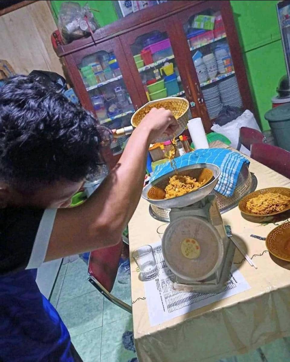 aksi kocak bikin ngakak saat makan (instagram.com/duhreceh.id)