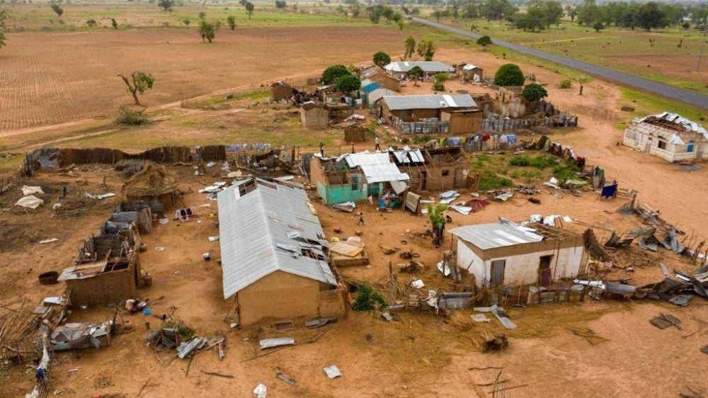 Rumah-rumah rusak di Gambia yang diterjang badai pada Rabu tengah malam (8/7). (Twitter.com/State of Mic)