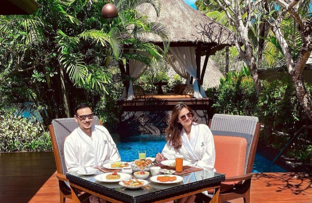 9 Potret Seru Liburan Cut Tary Bareng Suami, Bak Bulan Madu!