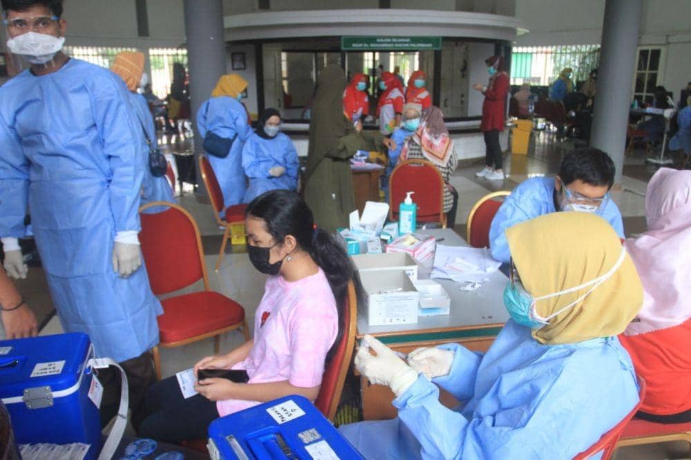 Duh! Vaksinasi Anak di Palembang Membludak, tapi Dipenuhi Orang Dewasa