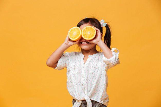 ilustrasi anak memegang jeruk (freepik.com/drobotdean)