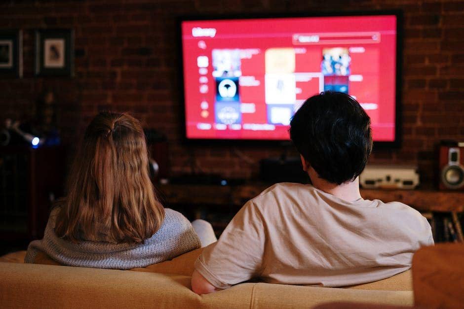 ilustrasi menonton televisi (pexels.com/cottonbro)