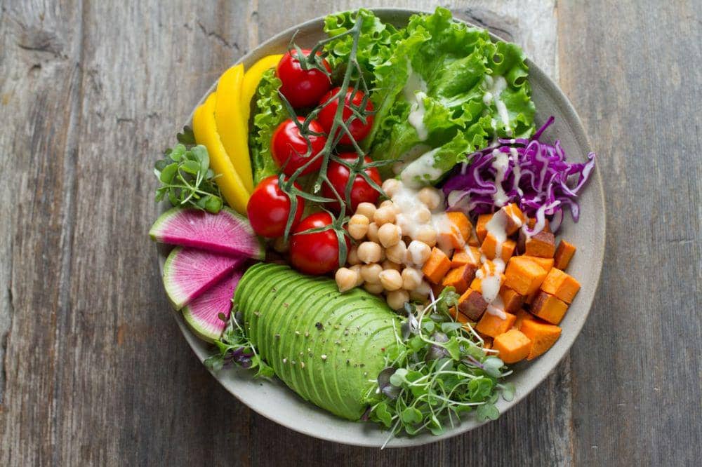 ilustrasi salad (unsplash.com/Anna Pelzer)