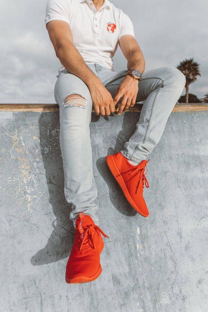 Ilustrasi pria memakai sneakers bersol tebal (Unsplash.com/Hassan OUAJBIR)