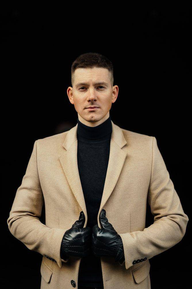 Ilustrasi pria memakai atasan turtleneck (Unsplash.com/Serhiy Hipskyy)
