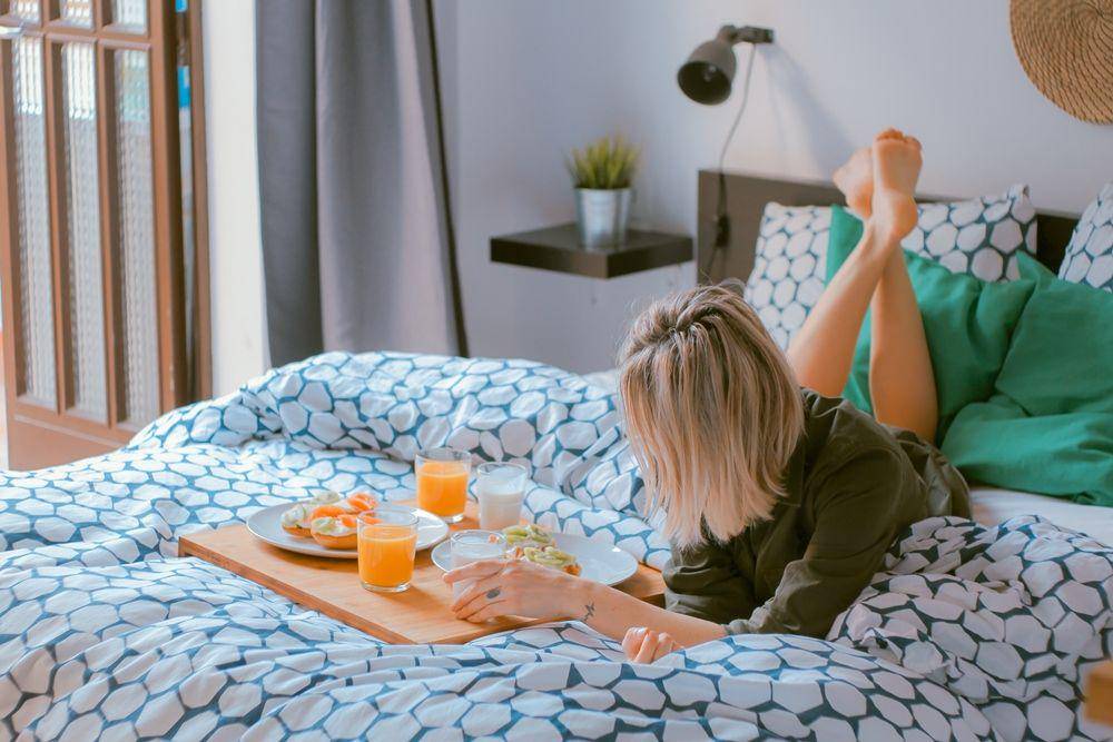 Ilustrasi bersantai di kamar. (Unsplash.com/Toa Heftiba)
