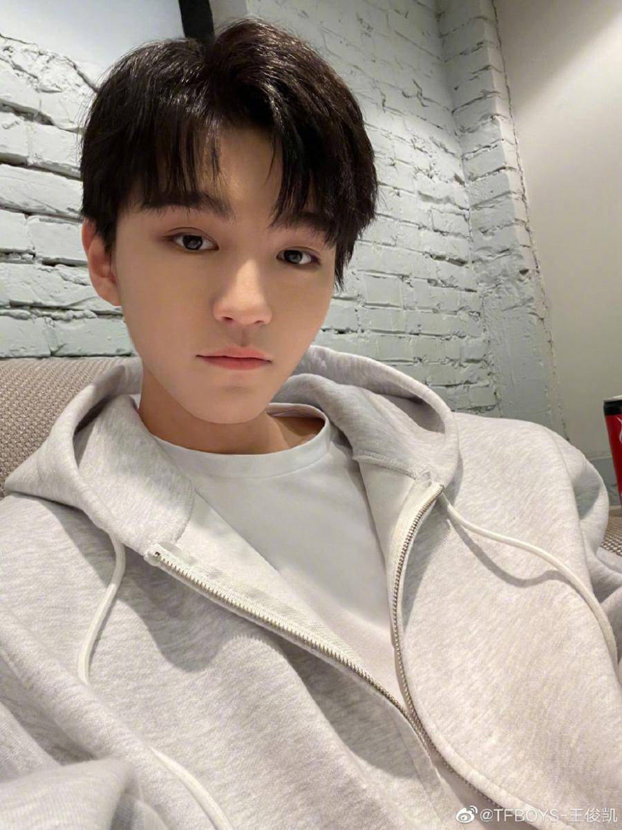 Karry Wang (weibo.com/p/1004062609400635)