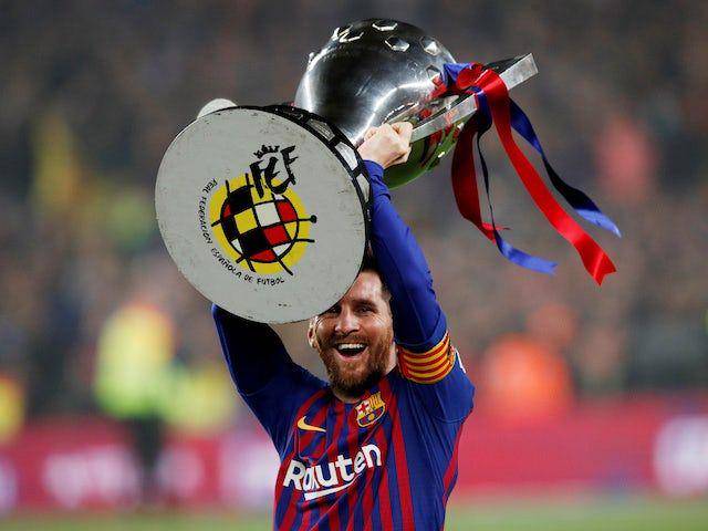Lionel Messi mengangkat trofi LaLiga 2018/19 (sportsmole.co.uk)