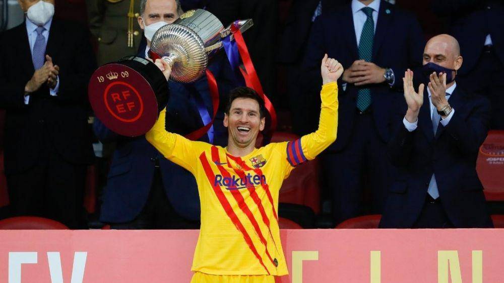 Messi mengangkat trofi Copa del Rey 2020/21 (headlinesoftoday.com)