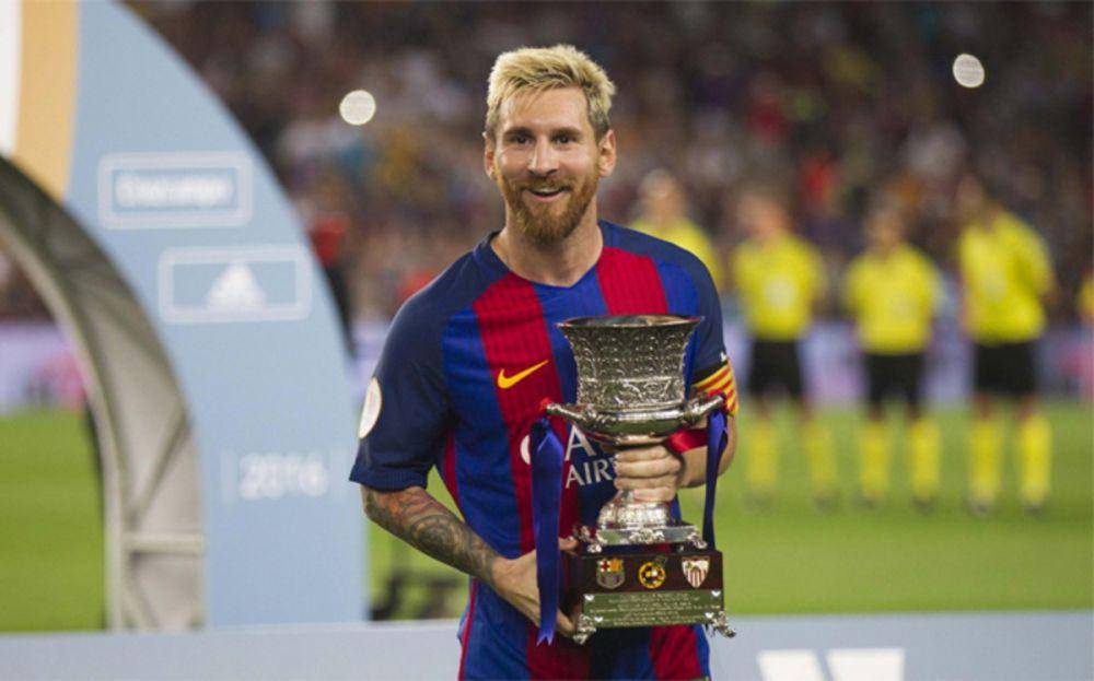 Messi berpose dengan trofi Piala Super Spanyol tahun 2016 (golazoargentino.com)