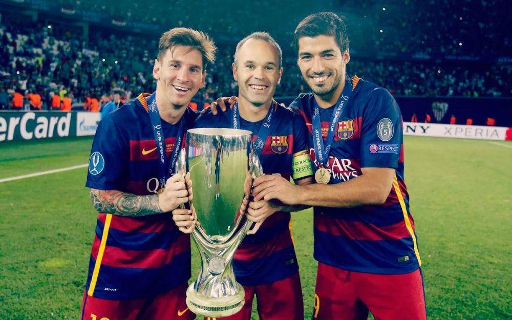 Messi berpose dengan trofi Piala Super UEFA bersama Andres Iniesta dan Luis Suarez (fcbarcelona.com)