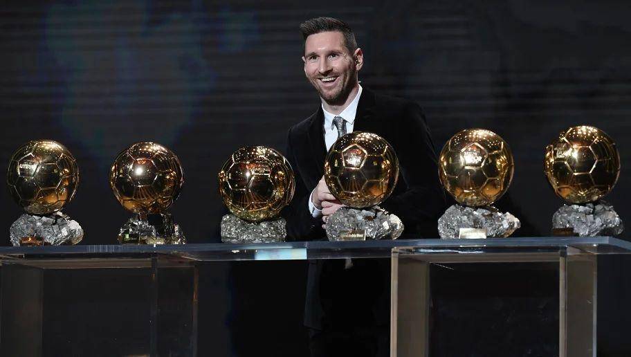 Messi berpose dengan 6 trofi Ballon d'Or miliknya (90min.com)