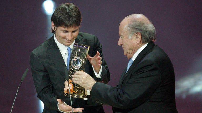 Messi menerima trofi FIFA World Player of the Year pada 2009 (fifa.com)