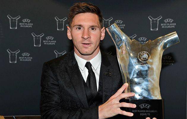 Messi berpose dengan trofi Pemain Terbaik Eropa (worldsoccer.com)