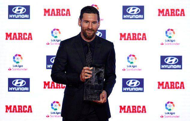 Messi berpose dengan trofi Alfredo Di Stefano (dailymail.co.uk)