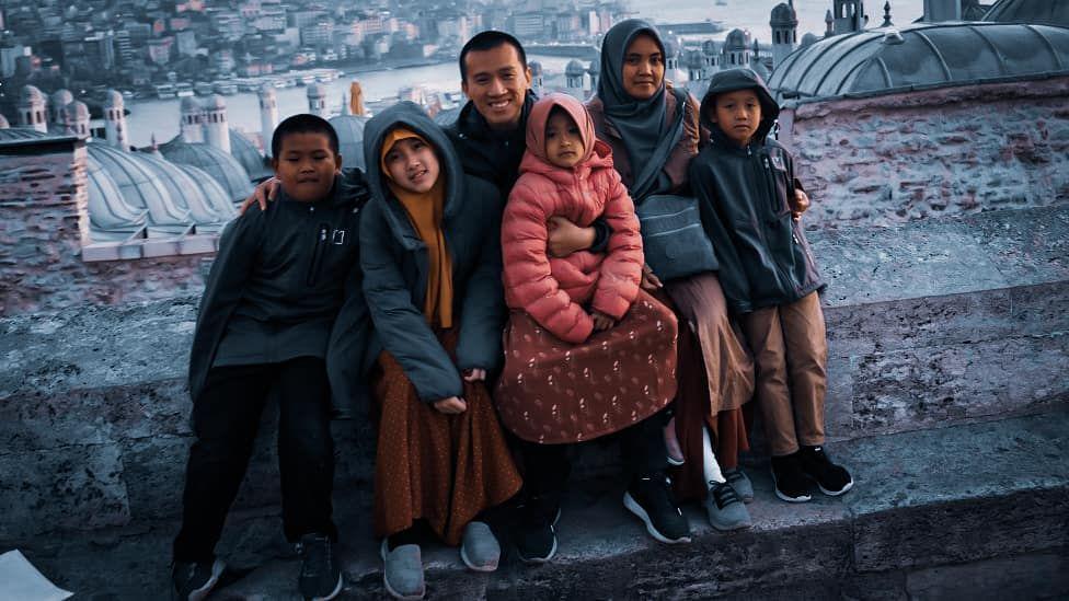 Selalu Rukun, 9 Potret Harmonis Felix Siauw Bersama Keluarga