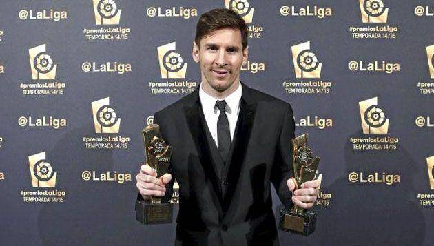 Messi memegang trofi Pemain Terbaik dan Penyerang Terbaik La Liga 2014/15 (marca.com)