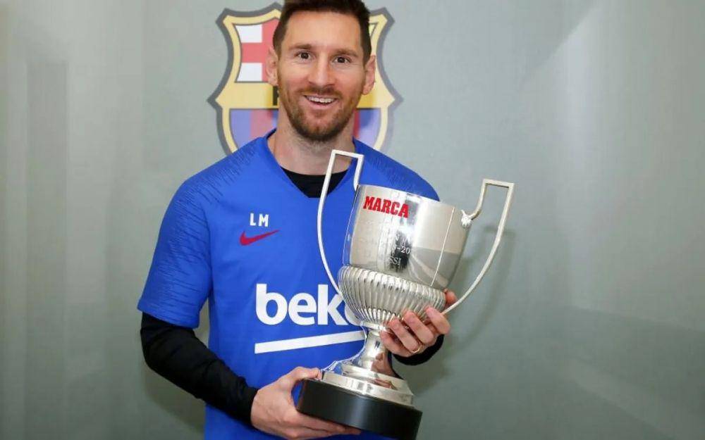Messi berpose dengan trofi Pichichi (fcbarcelona.com)