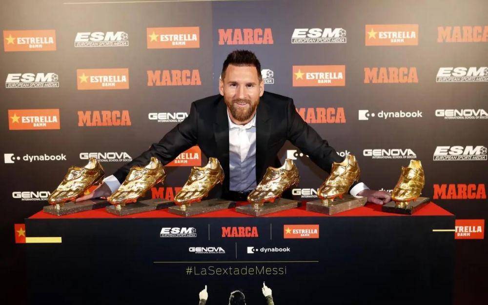 Messi berpose dengan 6 trofi Sepatu Emas Eropa miliknya (fcbarcelona.com)