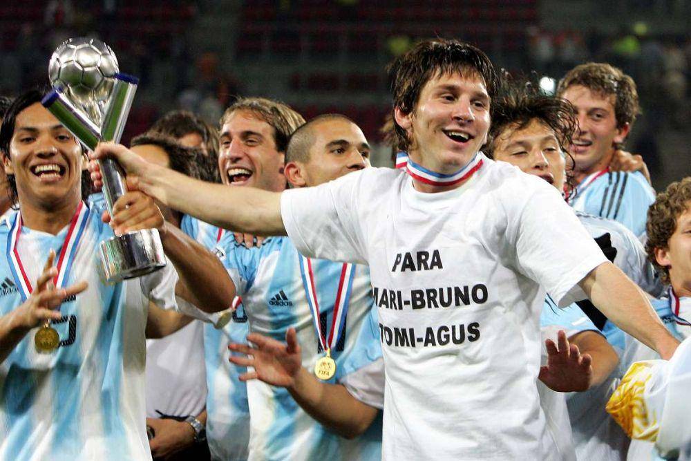 Messi merayakan gelar juara Piala Dunia U-20 bersama rekan setimnya (goal.com)
