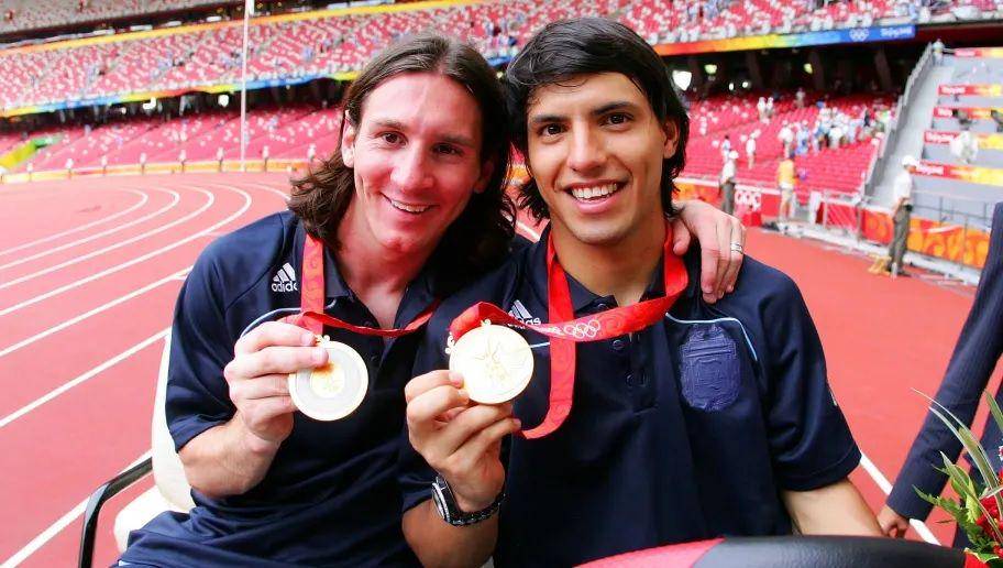 Messi dan Sergio Aguero berpose dengan medali emas Olimpiade 2008 (90min.com)