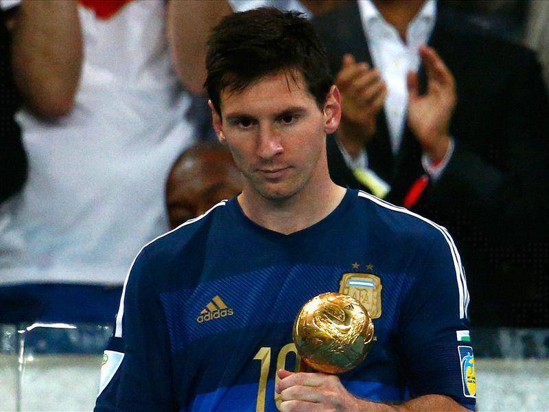 Messi memenangi trofi Golden Ball sebagai pemain terbaik Piala Dunia 2014 (goal.com)