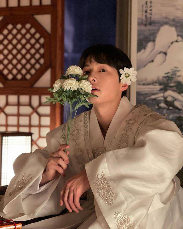 Song Jong Ki (instagram.com/hi_songjoongki)