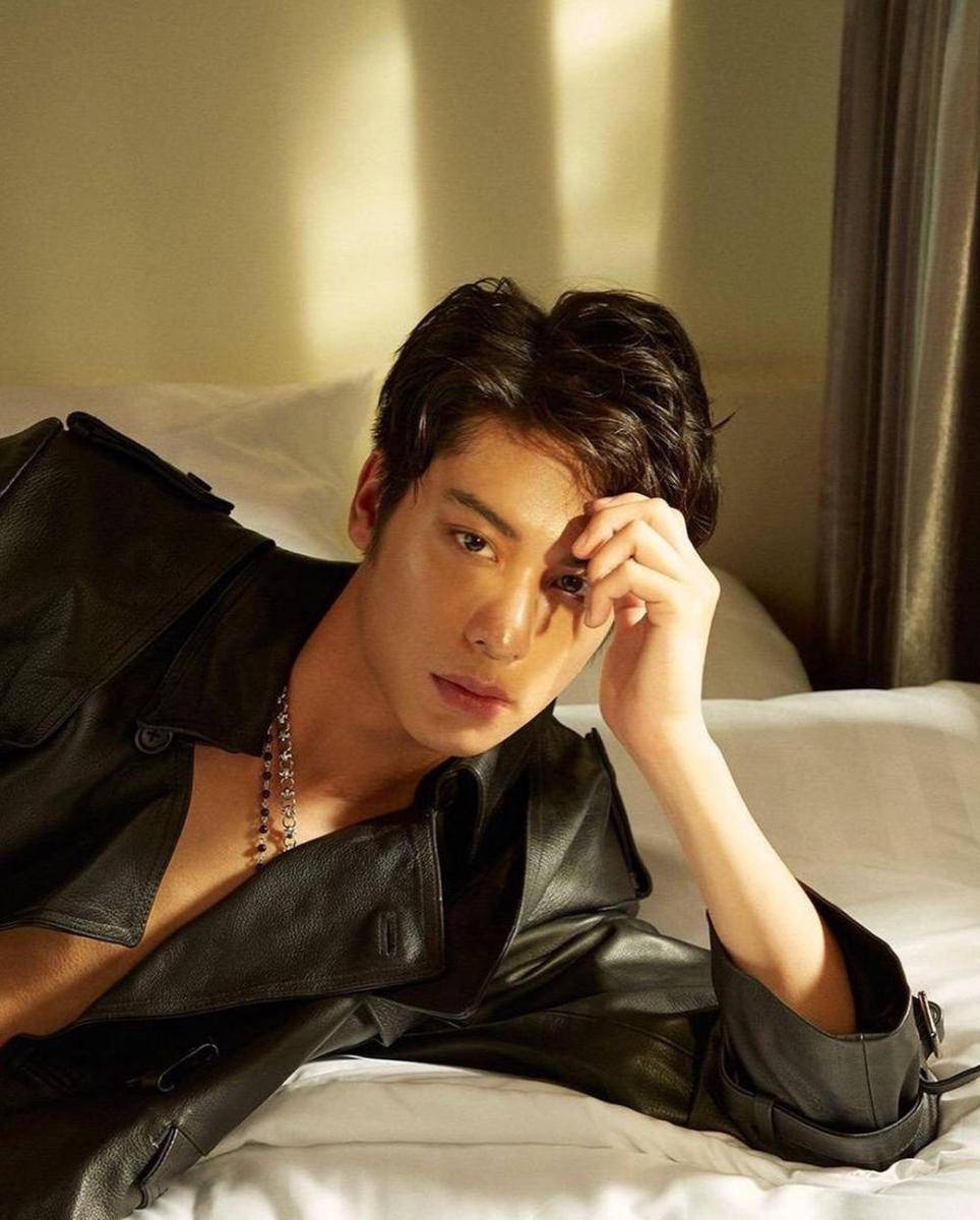 August Vachiravit (instagram.com/aaugust007)