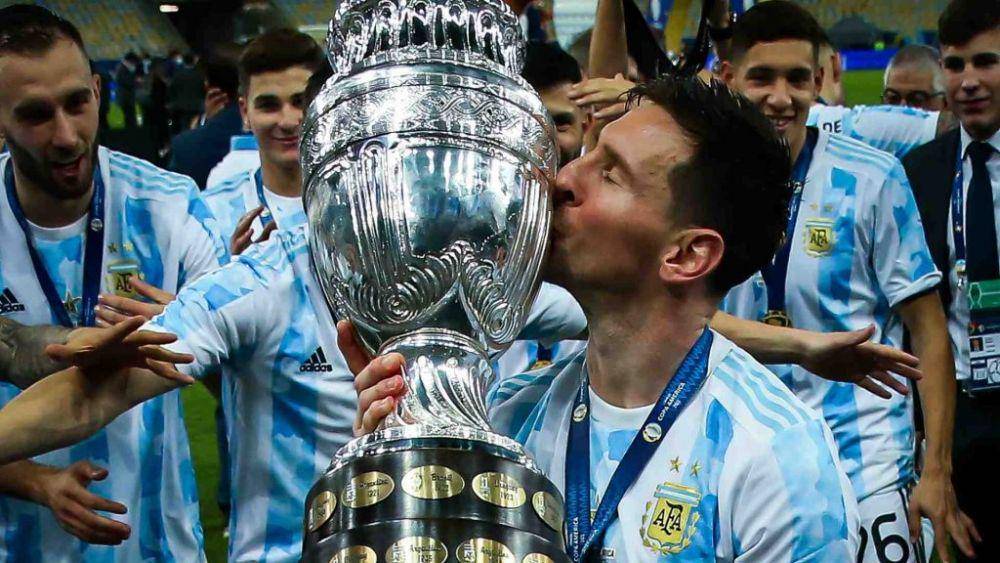 Messi mencium trofi Copa America 2021 (sportslumo.com)