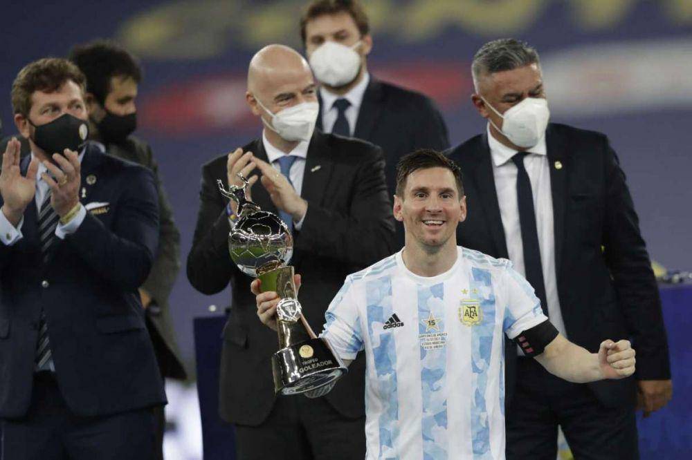 Messi mengangkat trofi pencetak gol terbanyak Copa America 2021 (expressnews.com)