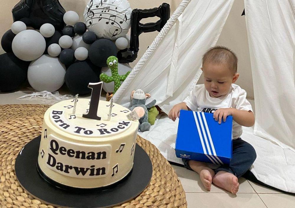 Genap Satu Tahun, 10 Potret Menggemaskan Qeenan Anak Marcell Darwin