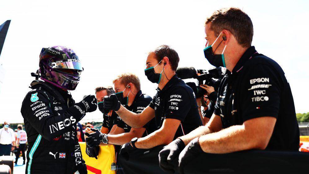 Hamilton dan kru Mercedes saat GP Inggris pada 2020 (formula1.com)