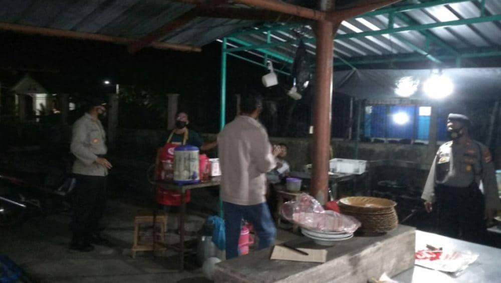 Warung makan masih buka diatas jam yang ditentukan dan melayani makan ditempat terima teguran dari Satgas COVID-19 Kapanewon Sanden, Kabupaten Bantul.(IDN Times/Istimewa)