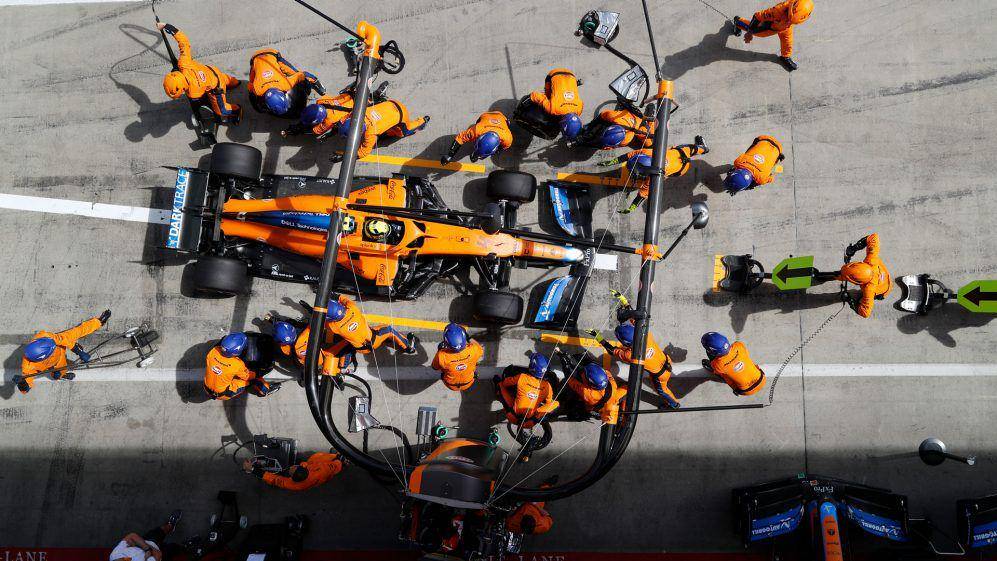 Lando Norris saat berada di pitbox McLaren (formula1.com)