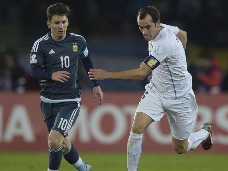 Potret duel Diego Godin dan Lionel Messi (goal.com)